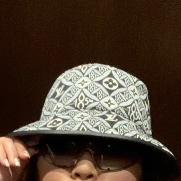Louis Vuitton | Accessories | Louis Vuitton Since 854 Lv  display picture 1